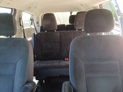 Used 2018 Dodge Grand Caravan SE w/ UConnect Hands-Free Group image 12