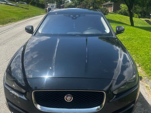 Used 2019 Jaguar XE Premium image 2