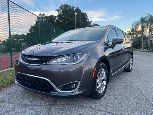 Used 2018 Chrysler Pacifica Limited FWD image 1
