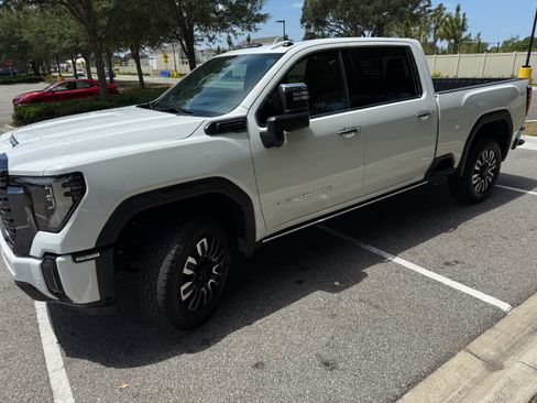 Used 2024 GMC Sierra 2500 Denali Ultimate image 2