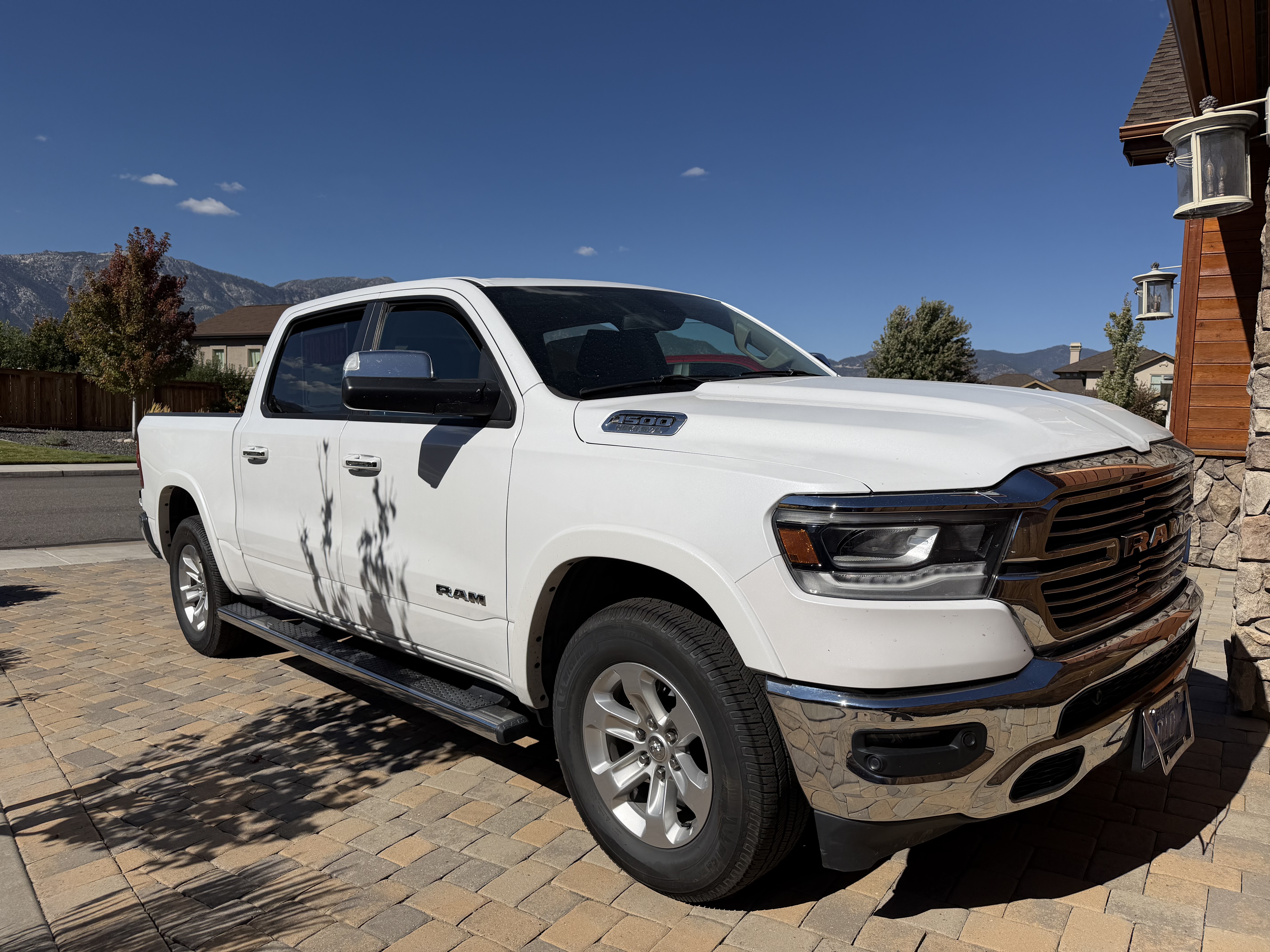 Used 2019 RAM 1500 Laramie AWD/4WD image 1