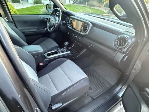 Used 2022 Toyota Tacoma TRD Off-Road image 9