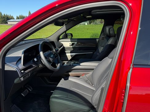 Used 2026 Cadillac Vistiq Sport image 10