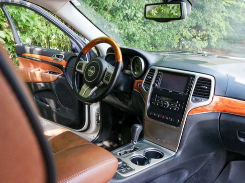 Used 2012 Jeep Grand Cherokee Overland AWD/4WD image 16