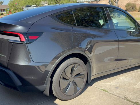Used 2026 Tesla Model Y AWD image 8