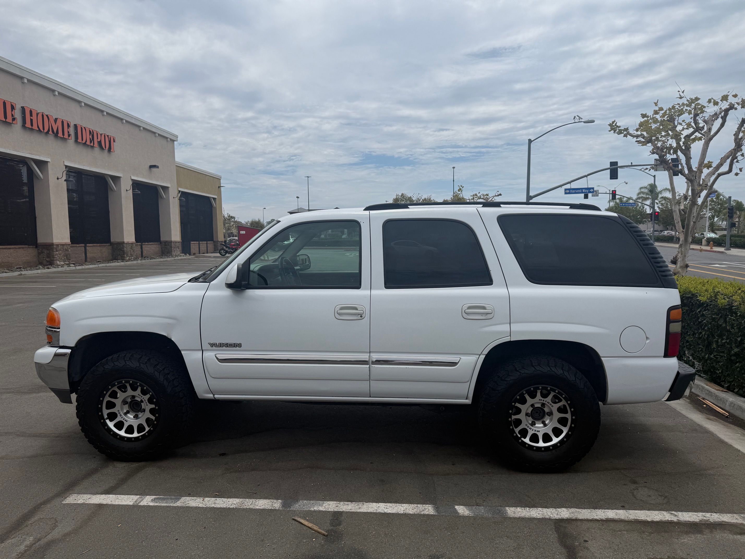 Used 2004 GMC Yukon SLE RWD image 1