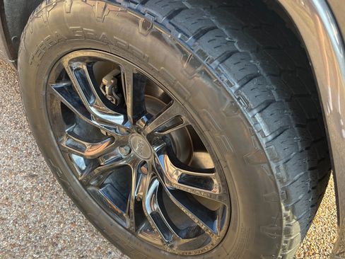 Used 2017 Jeep Grand Cherokee Overland w/ Jeep Active Safety Group image 22