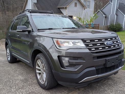 Used 2016 Ford Explorer XLT w/ Equipment Group 202A image 2