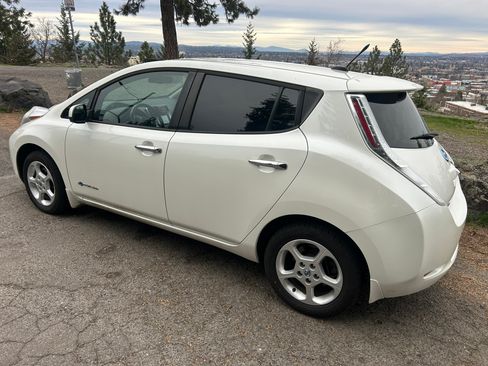 Used 2014 Nissan Leaf SV w/ Premium Package image 5
