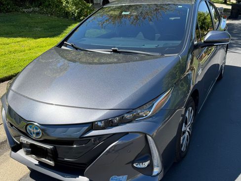 Used 2021 Toyota Prius Prime Limited image 2