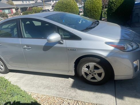 Used 2010 Toyota Prius Five image 2