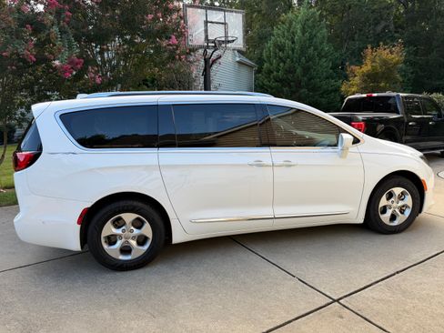Used 2017 Chrysler Pacifica Touring-L Plus w/ Advanced Safetytec Group FWD image 2