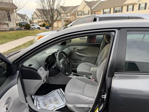Used 2011 Toyota Corolla LE image 9