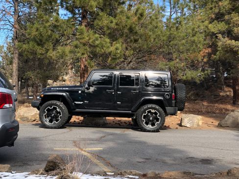Used 2013 Jeep Wrangler Unlimited Rubicon w/ Connectivity Group AWD/4WD image 10