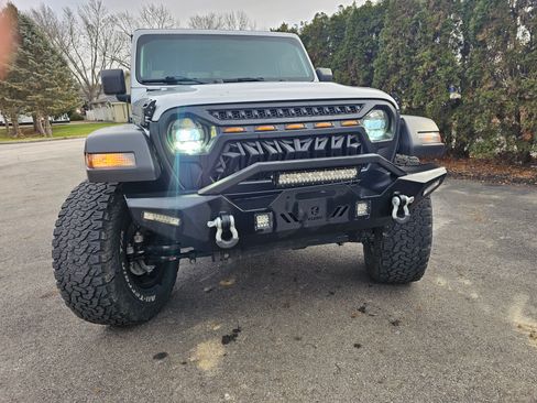 Used 2023 Jeep Gladiator Sport image 9