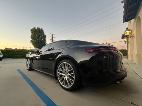 Used 2018 Porsche Panamera 4S image 9