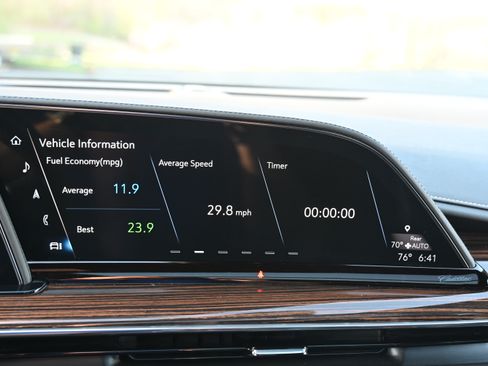 Used 2021 Cadillac Escalade Premium Luxury image 17