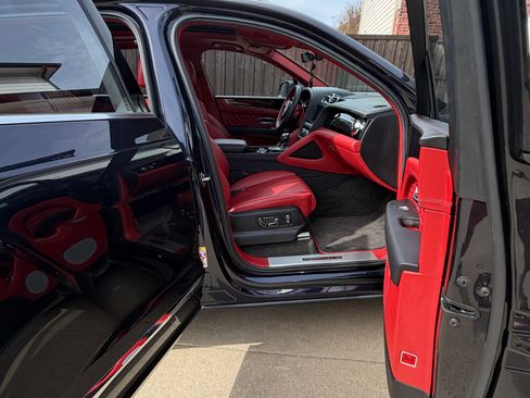 Used 2021 Bentley Bentayga image 9