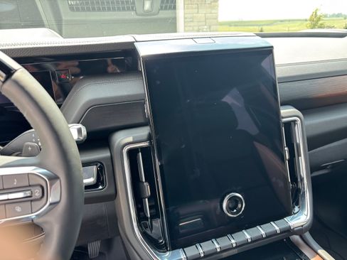 Used 2026 GMC Yukon Denali w/ Denali Reserve Package AWD/4WD image 8