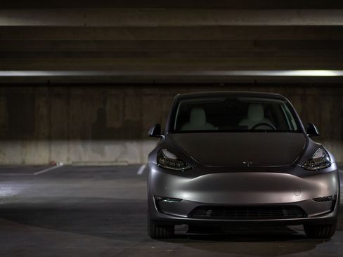 Used 2022 Tesla Model Y Long Range image 9