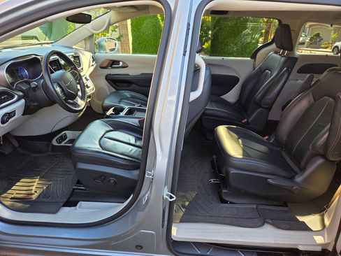 Used 2018 Chrysler Pacifica Touring-L image 15