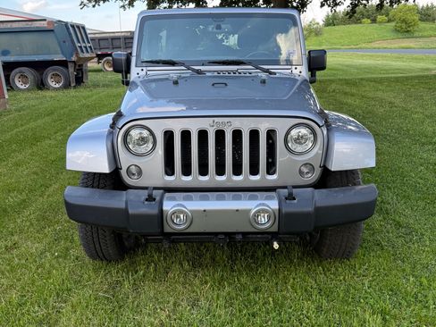 Used 2017 Jeep Wrangler Unlimited Sahara w/ Connectivity Group AWD/4WD image 4