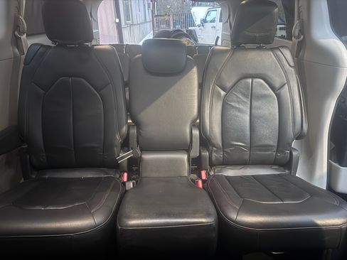 Used 2017 Chrysler Pacifica Touring-L image 14