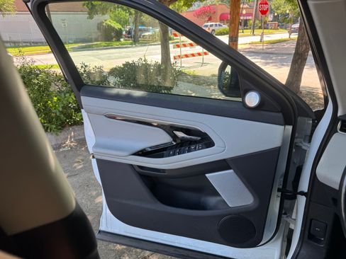 Used 2020 Land Rover Range Rover Evoque S image 4