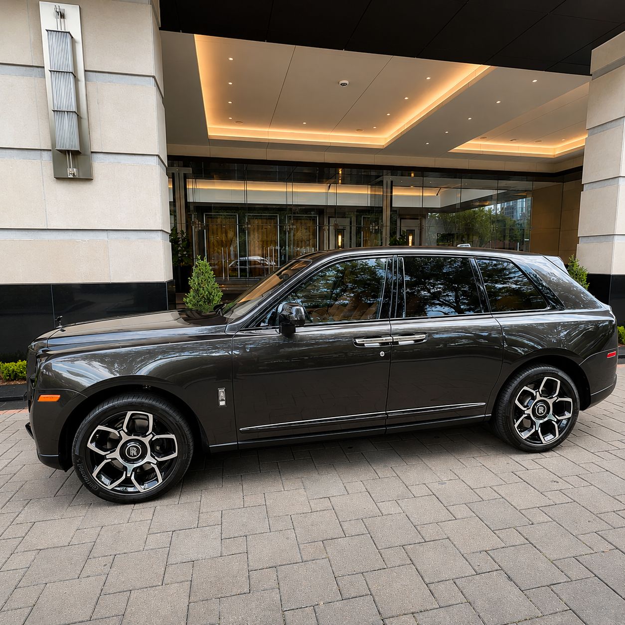 Used 2021 Rolls-Royce Cullinan Black Badge AWD/4WD image 8