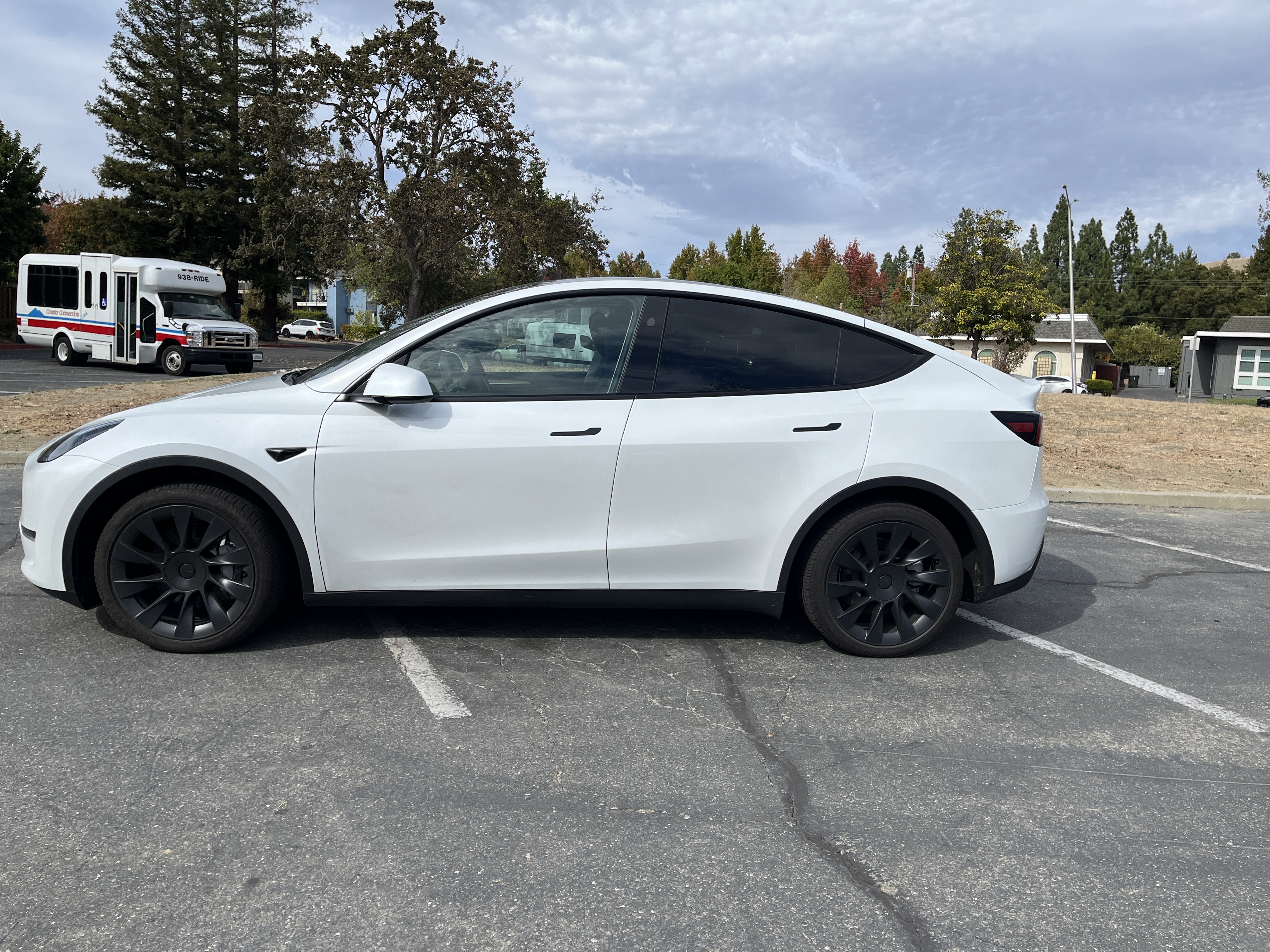 Used 2024 Tesla Model Y Long Range RWD image 4