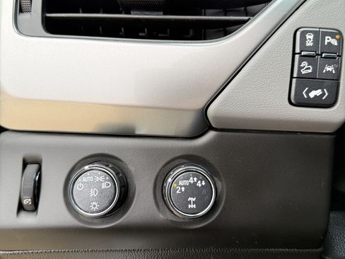 Used 2019 Chevrolet Suburban LT w/ Luxury Package image 15