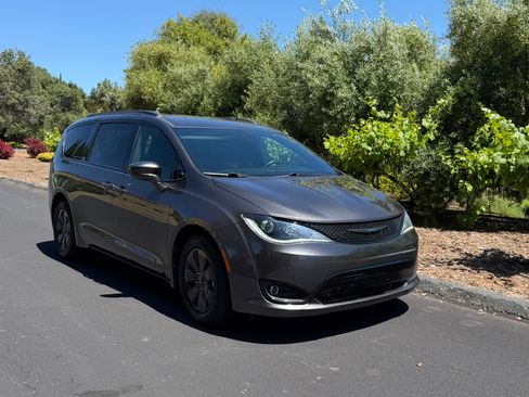 Used 2020 Chrysler Pacifica Touring-L w/ S Appearance Package FWD image 1