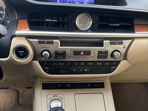 Used 2015 Lexus ES 300h image 26