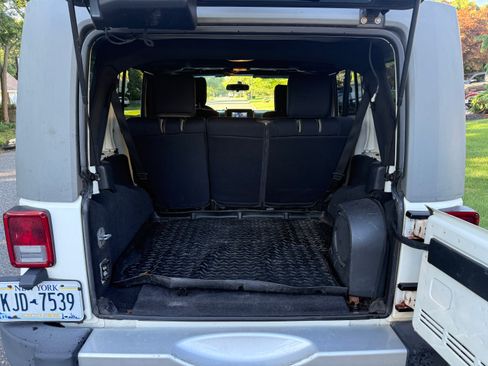 Used 2010 Jeep Wrangler Unlimited Sahara AWD/4WD image 9