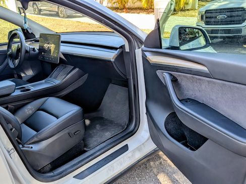 Used 2022 Tesla Model Y Long Range image 16