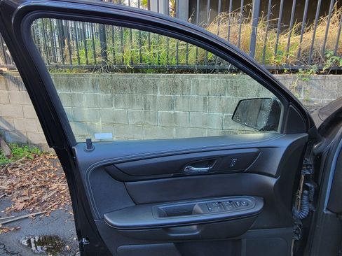 Used 2016 Chevrolet Traverse LT image 2