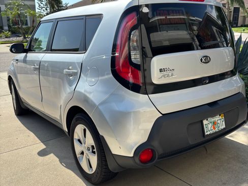 Used 2015 Kia Soul FWD image 1
