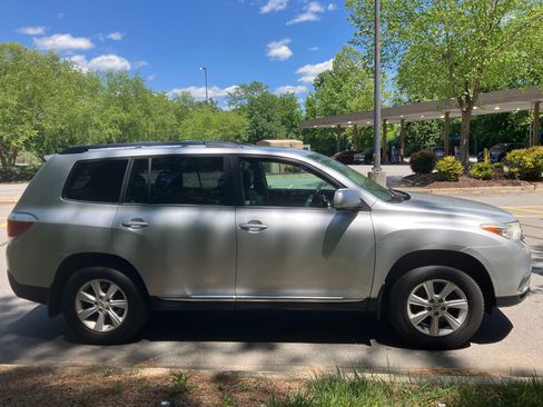 Used 2012 Toyota Highlander SE w/ Tow Pkg AWD/4WD image 2