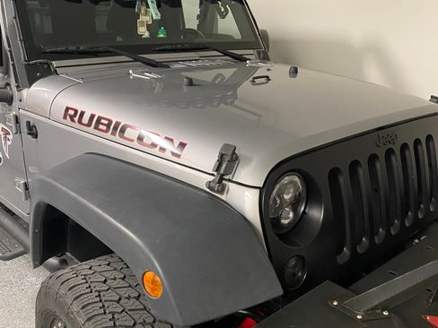 Used 2016 Jeep Wrangler Unlimited Rubicon w/ Connectivity Group AWD/4WD image 19