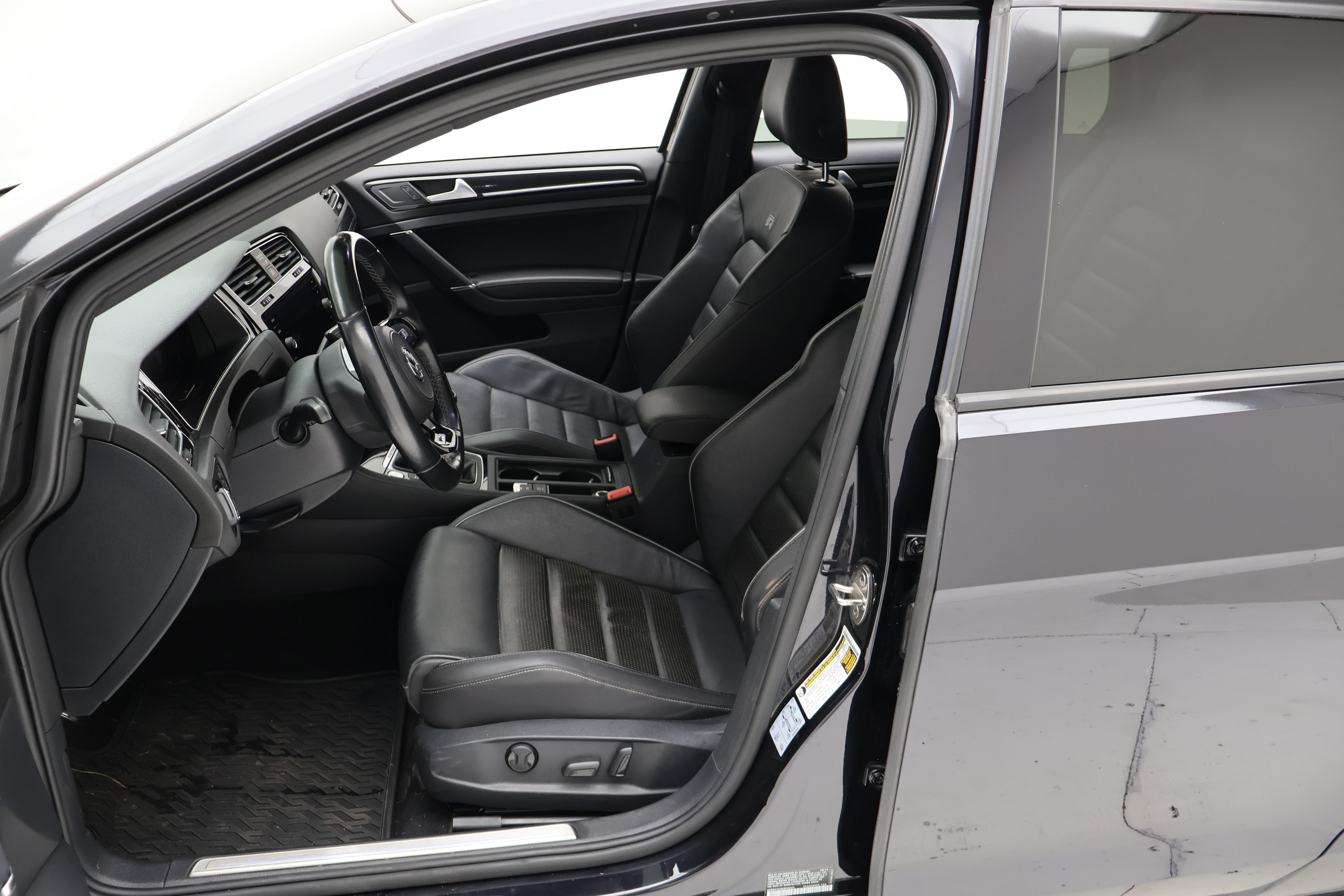 Used 2019 Volkswagen Golf R 4-Door AWD/4WD image 18