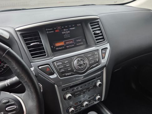 Used 2019 Nissan Pathfinder SL image 16