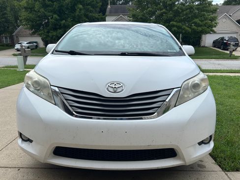 Used 2011 Toyota Sienna XLE w/ Premium Pkg FWD image 4