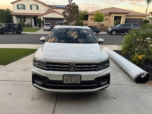 Used 2018 Volkswagen Tiguan SEL Premium w/ R-Line Package image 4