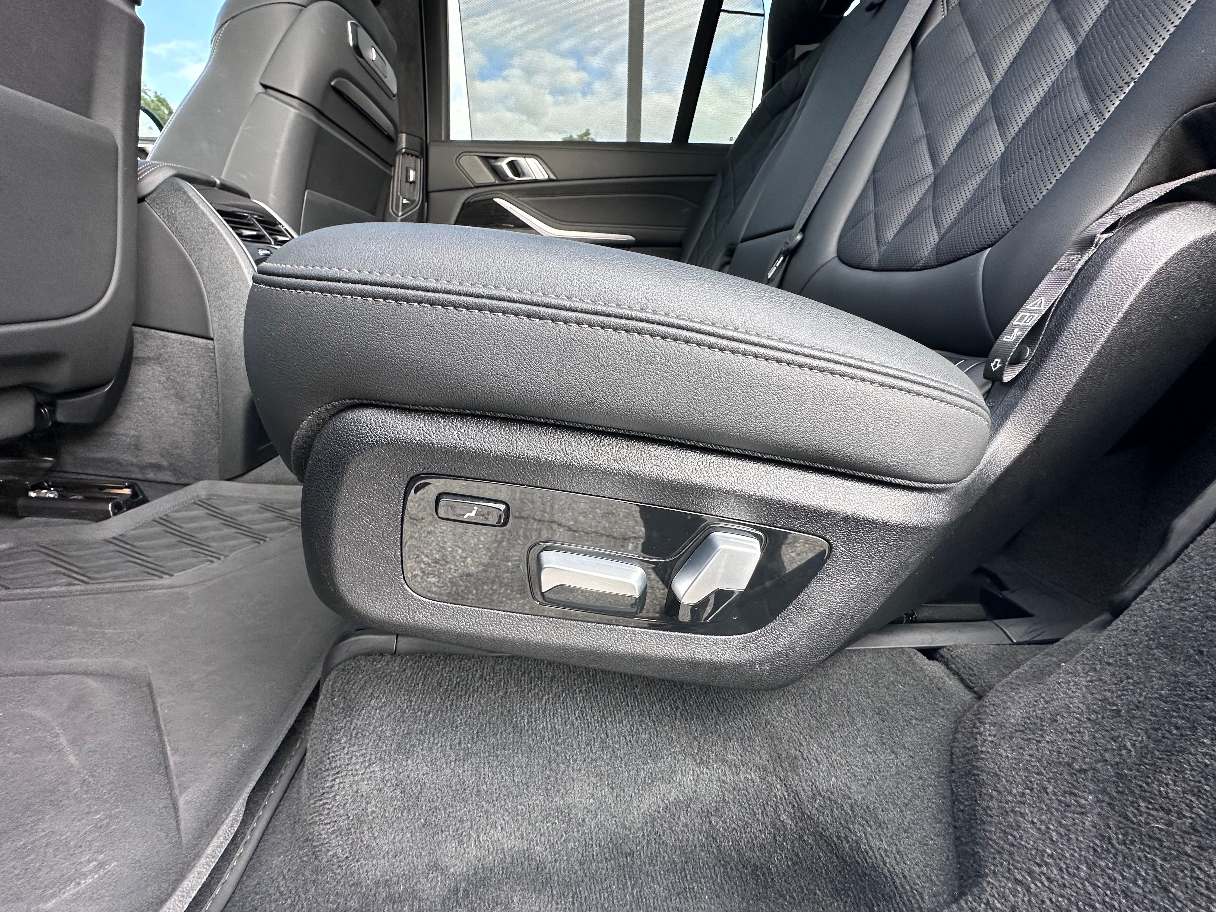 Used 2024 BMW X7 xDrive40i w/ M Sport Package AWD/4WD image 13