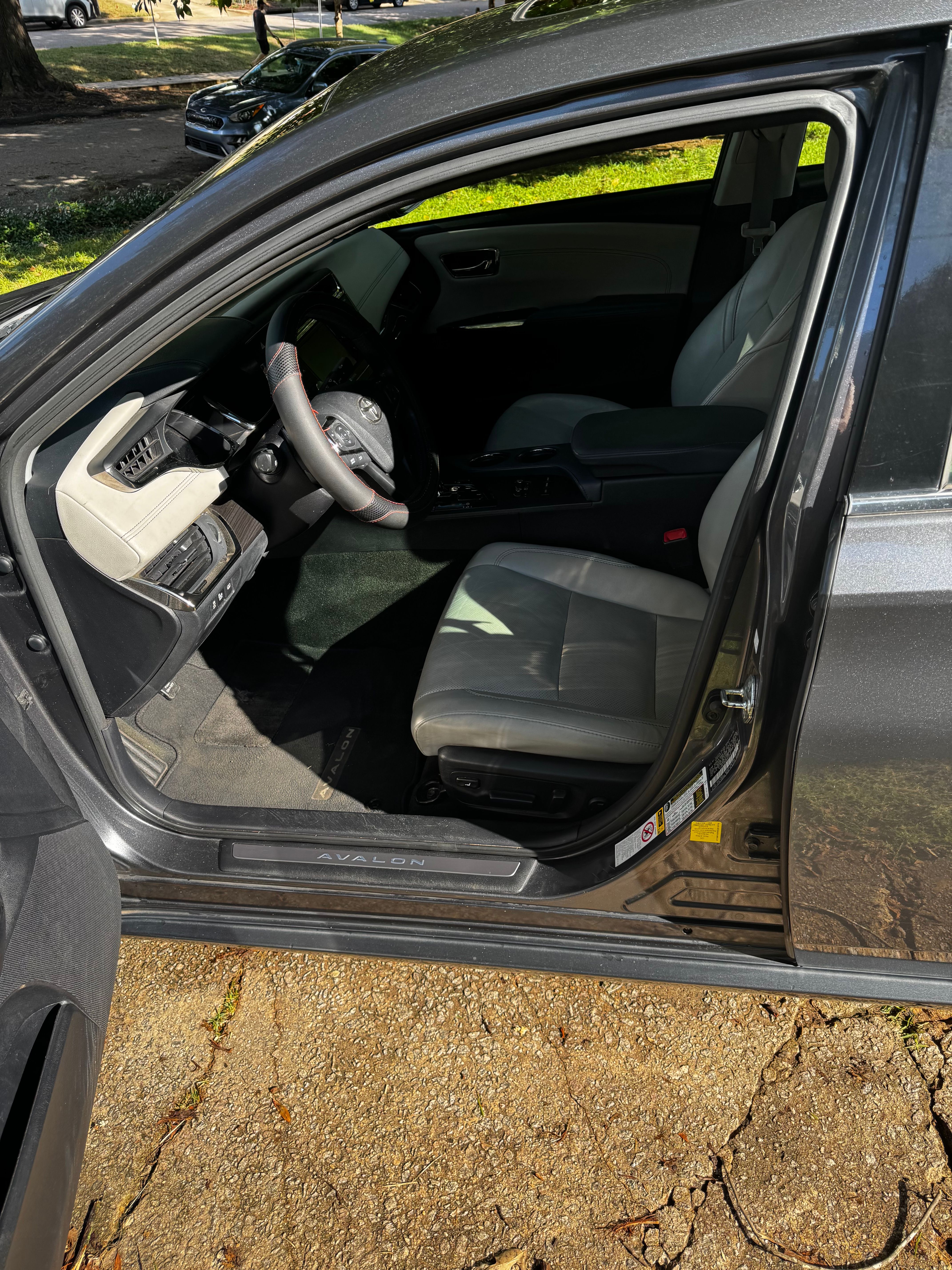 Used 2013 Toyota Avalon Limited FWD image 25