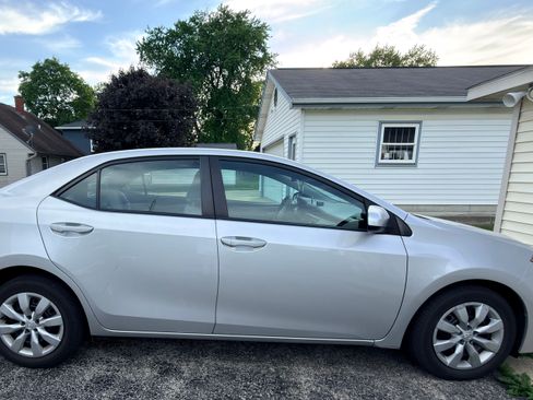 Used 2016 Toyota Corolla LE FWD image 2