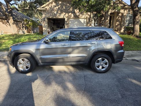Used 2012 Jeep Grand Cherokee Limited RWD image 2