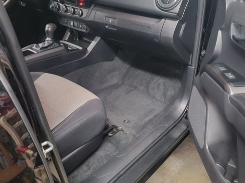 Used 2023 Toyota Tacoma TRD Off-Road image 9