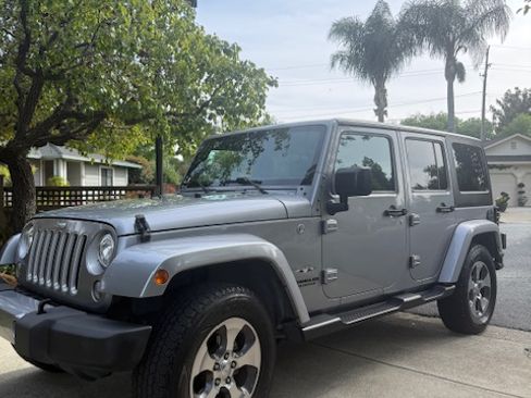 Used 2017 Jeep Wrangler Unlimited Sahara w/ Connectivity Group AWD/4WD image 4