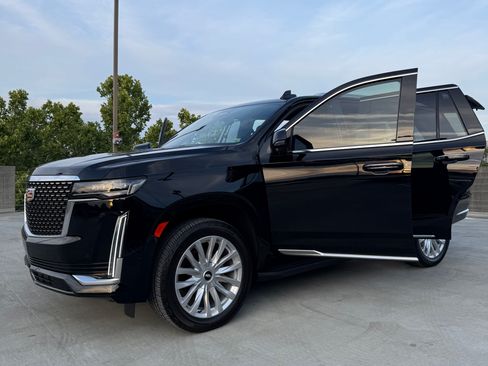 Used 2024 Cadillac Escalade Luxury w/ LPO, Floor Liner Package AWD/4WD image 30